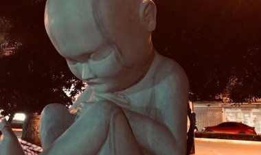 Zaman tüm topukları yaralar