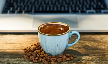 BİR KAHVE GİBİDİR YALNIZLIK