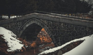 Yıkılan Köprülere İthafen