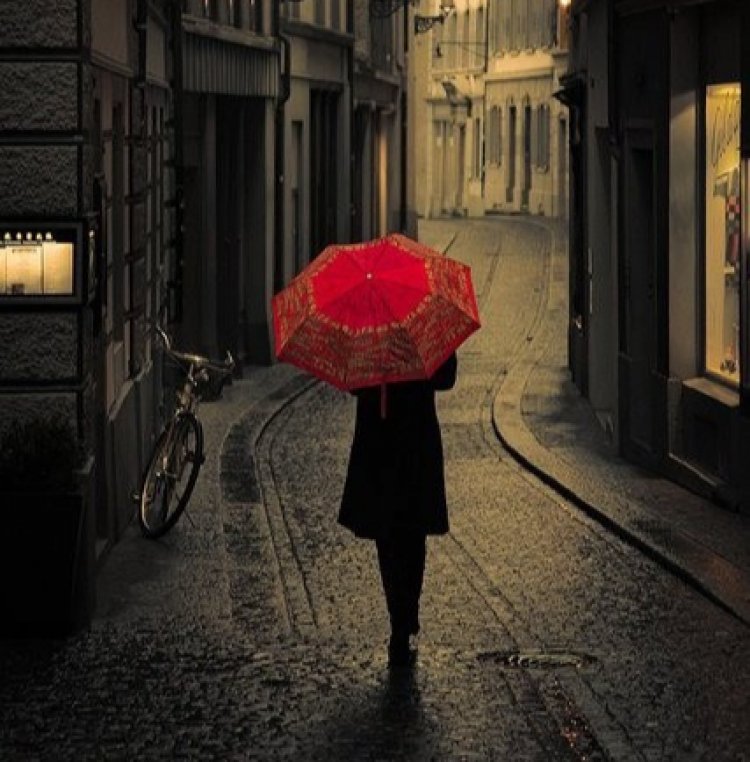 Kırmızı Şemsiyeli Kadın