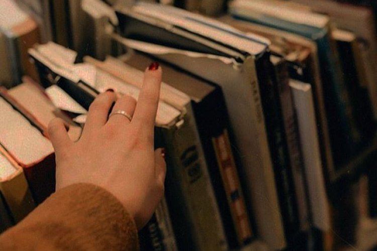 Bir başka kitabı kısmen ya da tamamen kopya ederek kendi yazmış gibi göstermeye ne denir?